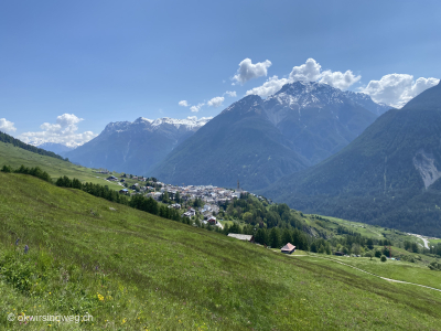 Wanderung-Sent-Motta-Naluns-Blick-auf-Sent