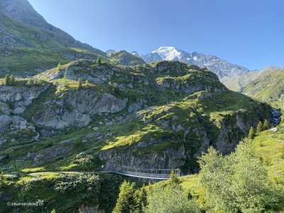 Wanderung_ueber_Haengebruecke_Sery