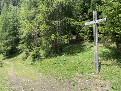 Holzkreuz-Wegverzweigung-Suonenweg-Crans-Montana