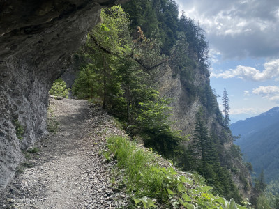 Tunnel-auf-Wanderweg-grande-montana