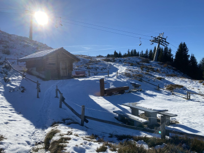 Walserweg_Obersaxen_Feuerstelle_Picknickplatz_Plampoort_Grill_Wasser_Tische_Feuerholz_Toilette_WC