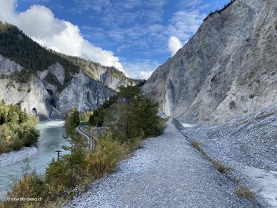 Damm-Wanderweg-Fluss-Rhein-Rheinschlucht