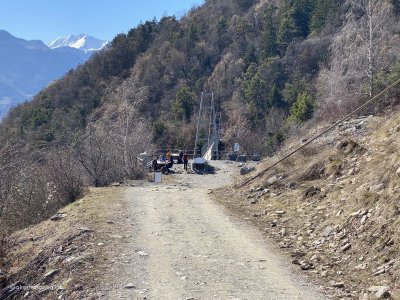 Rastplatz_an_der_Haengebruecke-Wallis