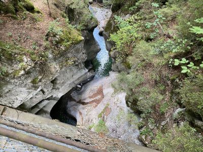 Blick-auf-den-Buuschebach-im-Simmental