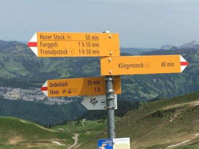 Wegweiser-zwischen-Klingenstock-und-Fronalpstock
