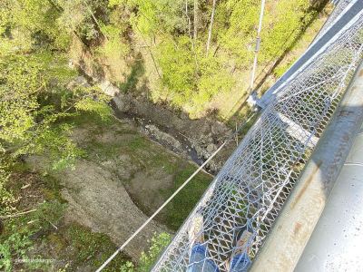 Thun-Cholerehängebrücke-Ausblick-in-die-Tiefe