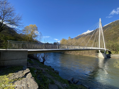 Seitenblick-Haengebruecke-ueber-die-Ticiono-bei-Gnosa-Claro