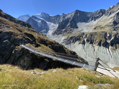 Bergwanderung-Haengebruecke-Schweiz