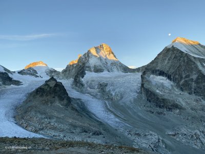 Blick-auf-das-Bergmassiv-Zinalrothorn_dent_Blanch_ober-Gabelhorn_Trifthorn