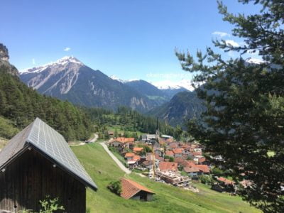 Alvaneu-Blick auf Berge und Dorf