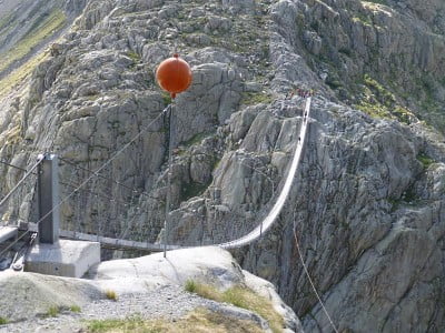 Weil der Triftgletscher schmilzt gibt es diese Hängebrücke